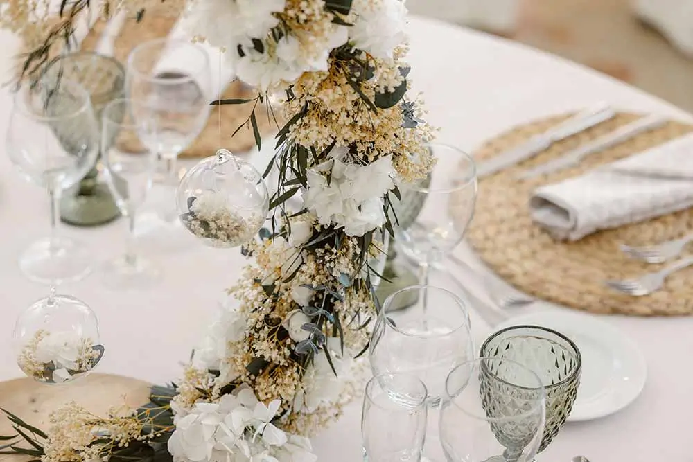Taules decorades per a una boda a Girona, preparades pel banquet