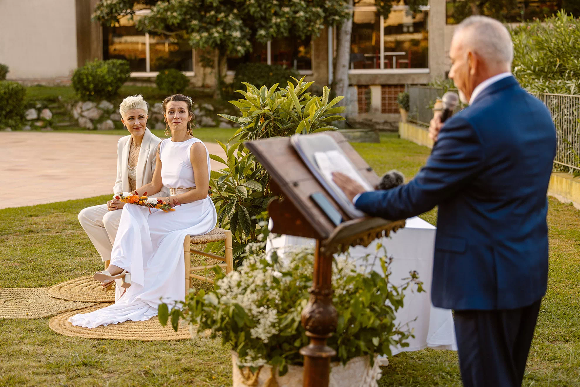 Cerimònia de boda a l'Hotel Golf Costa Brava amb dues núvies enfront del jutge